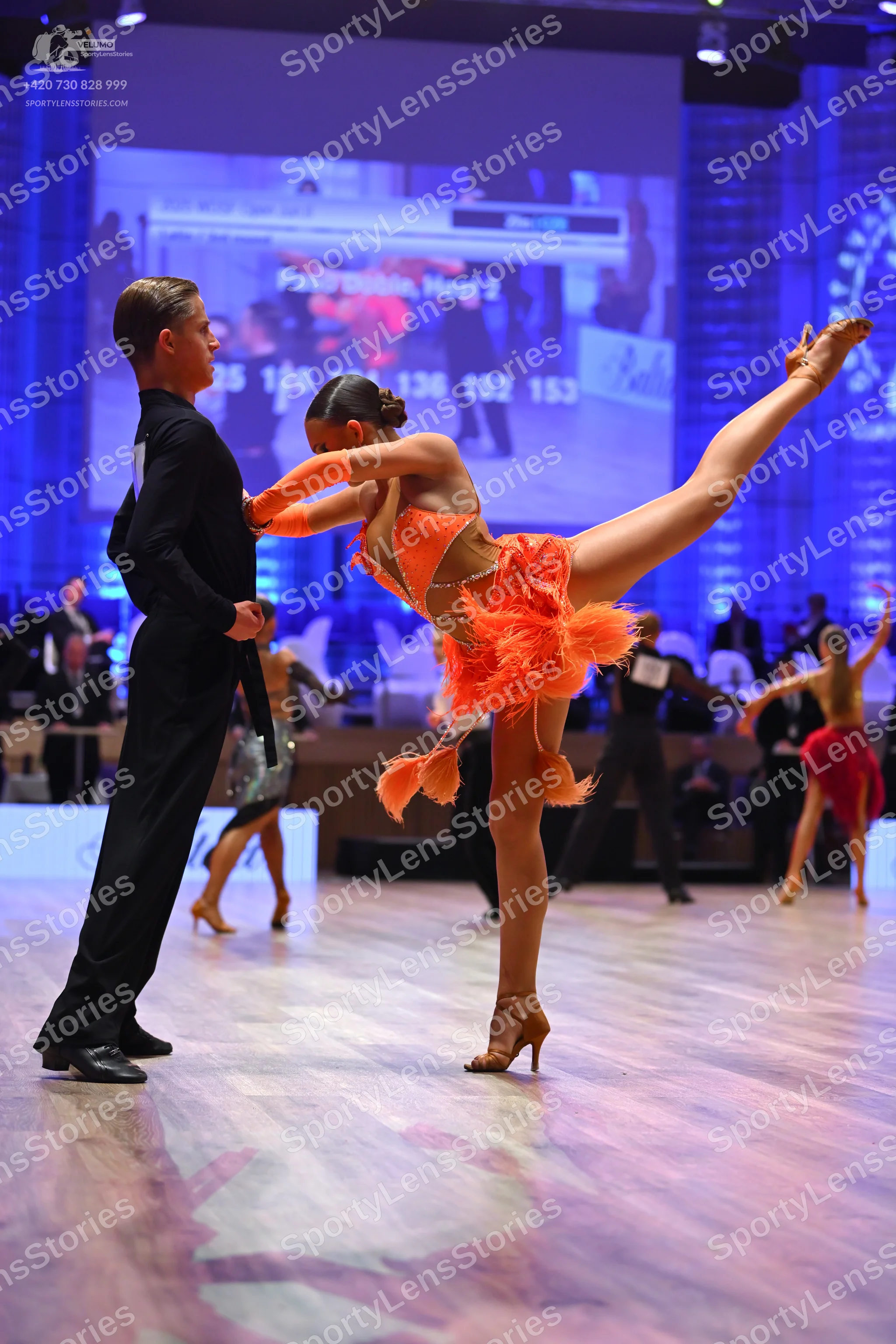 Dancesport competitor: Male dancer in the foreground: black long-sleeved dance shirt and black trousers