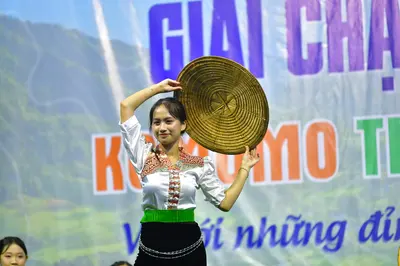 Marathon runner: Runner 1: white long-sleeved shirt with red and pink embroidery, green sash, and