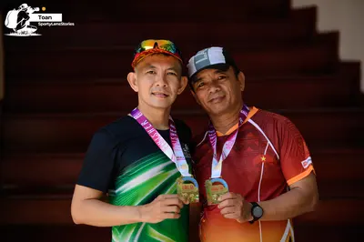 Marathon runner: Runner 1: black and green patterned jersey, sunglasses on head