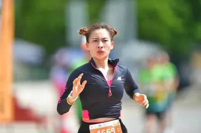 Marathon runner #669: Runner 1: black long-sleeved top with pink accents, black shorts, white bracelet