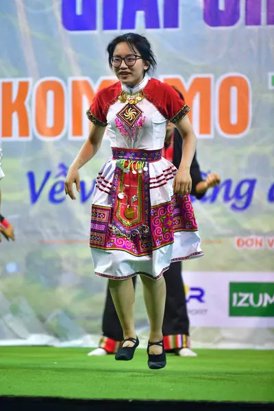 Marathon runner: Runner 1: white and red traditional dress with colorful embroidery, black strapp