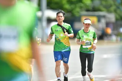 Marathon runner #5220: Runner 1: green and yellow jersey