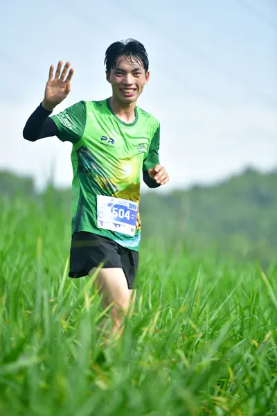 Marathon runner #604: Runner 1: green jersey with black sleeves, black shorts