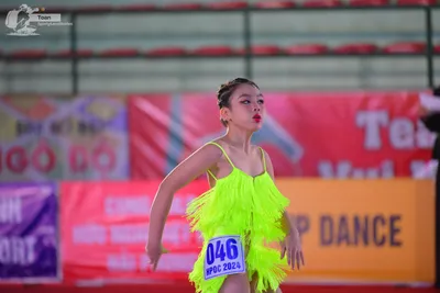 Dancesport competitor #046: ** Bright yellow, short, asymmetrical, bodycon style