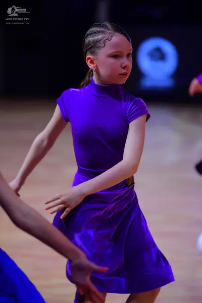 Dancesport competitor: Female dancer: purple short-sleeved, high-neck dance dress made of a smooth, shi