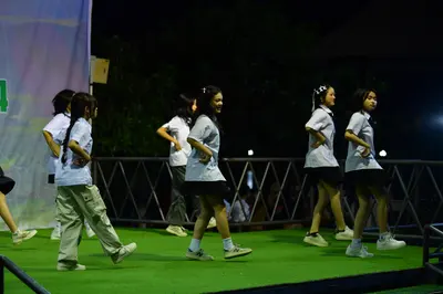Marathon runner: Runner 1: white t-shirt, dark shorts, white shoes