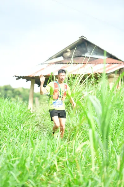 Marathon runner: Runner 1: yellow jersey, black shorts