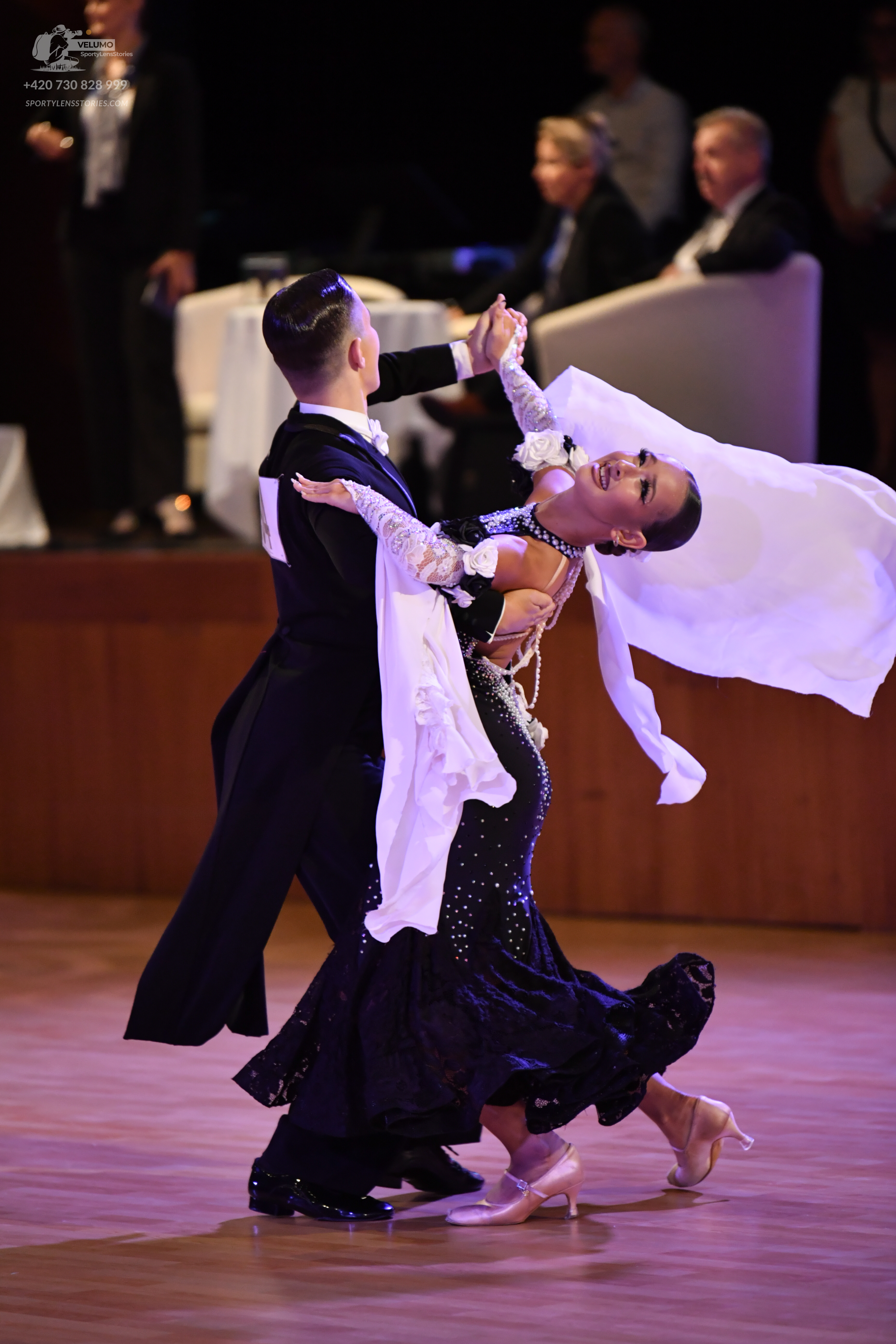 Dancesport competitor: Male**

*   **Color:** Black
*   **Fabric:** Sequined
*   **Style:** Tail suit (