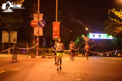 Marathon runner: Runner 1: light grey tank top, yellow shorts, black socks, black shoes
