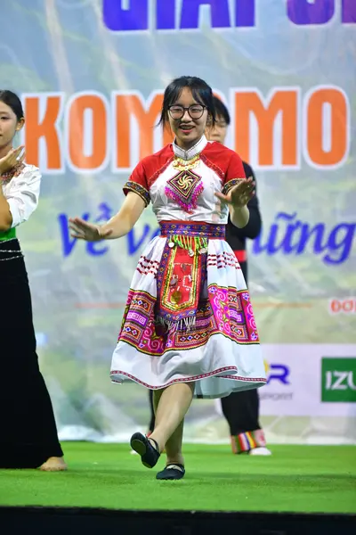Marathon runner: Runner 1: white and pink patterned traditional outfit with red sleeves, glasses,