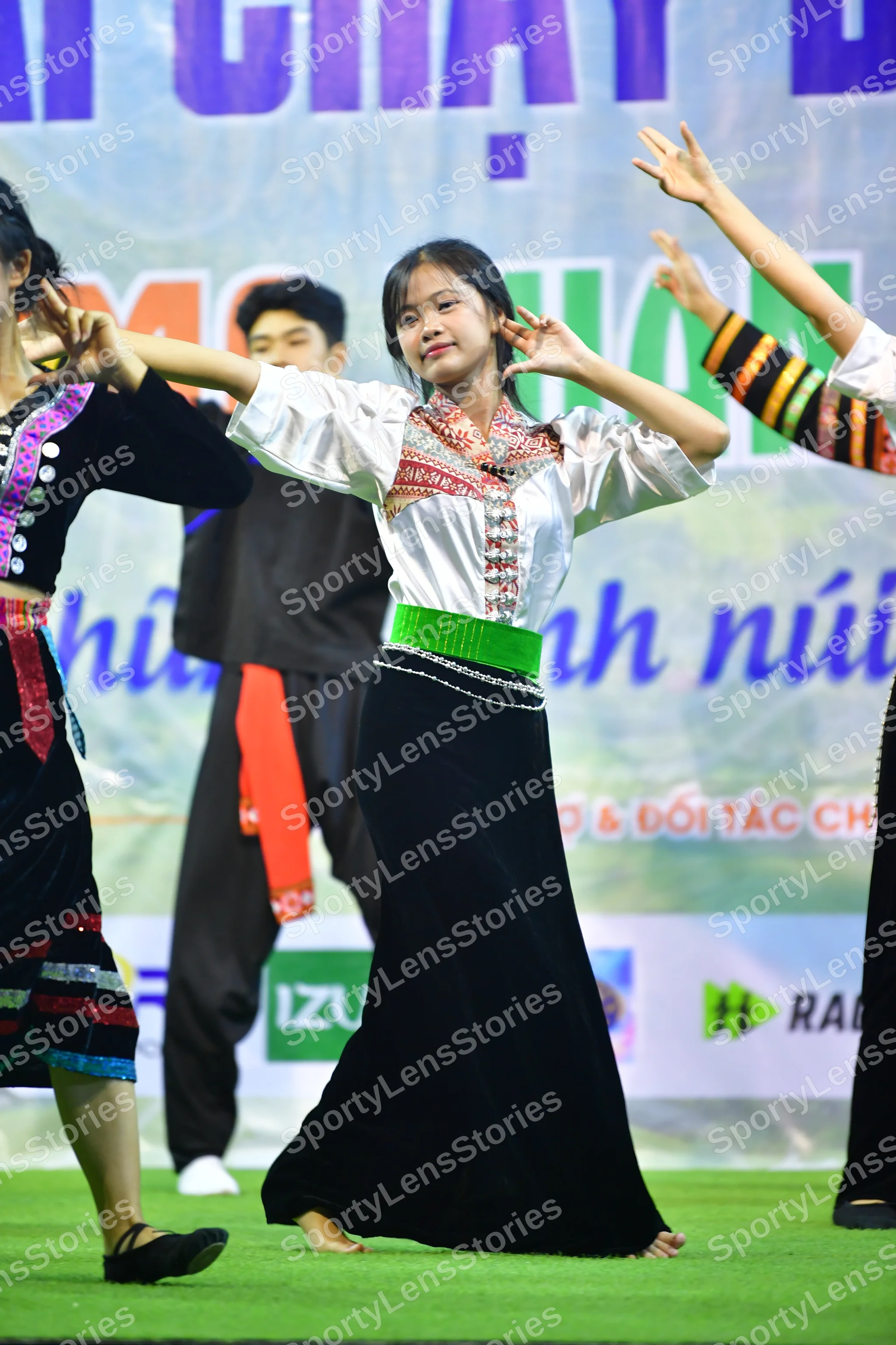 Marathon runner: Runner 1: black top with colorful patterns, black patterned skirt, black shoes