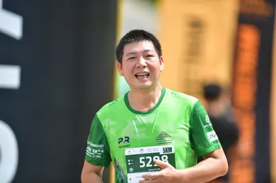 Marathon runner #5298: Runner 1: green jersey