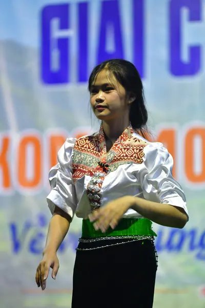 Marathon runner: Person 1: white embroidered long-sleeved blouse, black skirt with green trim