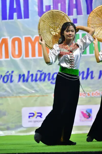 Marathon runner: Runner 1: black pants, white and green embroidered shirt, large woven hat