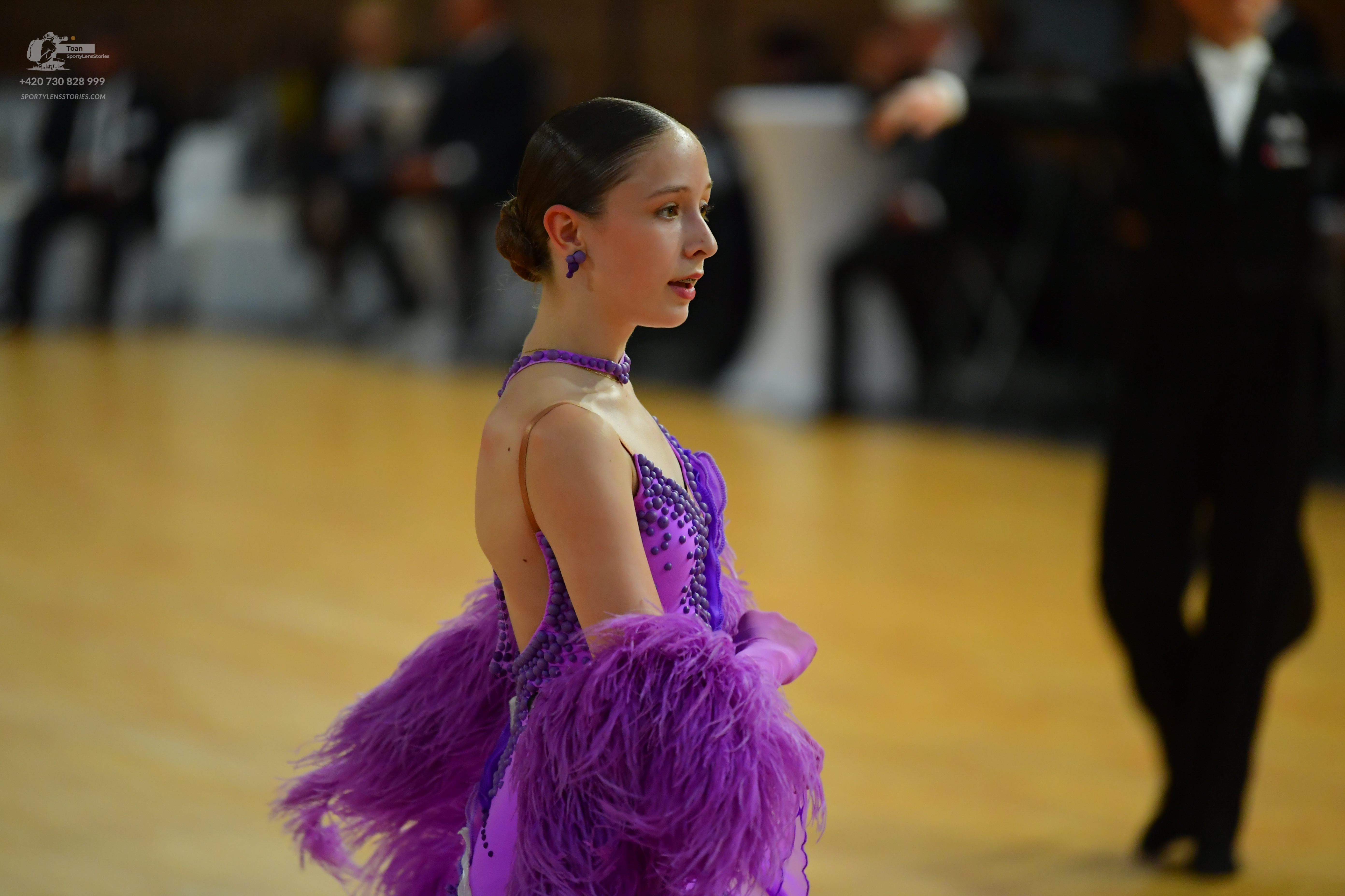 Dancesport competitor: Male**
*   **Color:** Black
*   **Fabric:** Tail suit with sequin lapels
*   **S