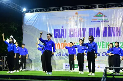 Marathon runner: All visible people: blue shirts, black pants, white shoes