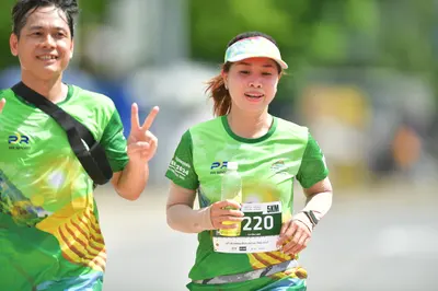 Marathon runner #220: Runner 1: green patterned jersey, black strap