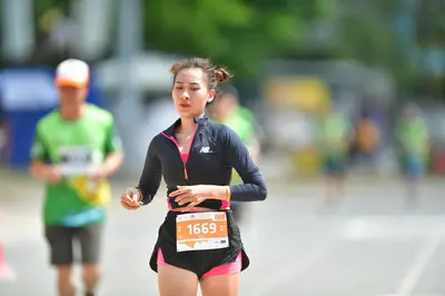Marathon runner #1669: Runner 1: black long-sleeved top, pink shorts