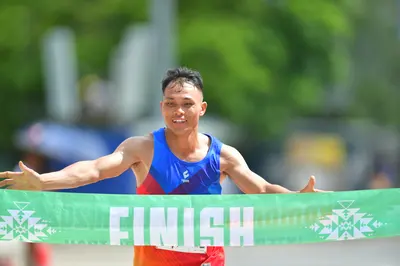 Marathon runner: Runner 1: blue and red tank top