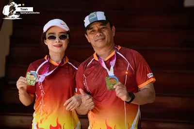 Marathon runner: Runner 1: white cap, sunglasses, maroon jersey with yellow/orange flame pattern 