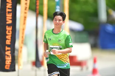 Marathon runner #8211: Runner 1: green jersey, black shorts