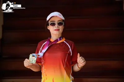 Marathon runner: Runner 1: maroon and yellow jersey, white cap, sunglasses