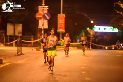 Marathon runner: Runner 1: light green tank top, yellow shorts, dark shoes