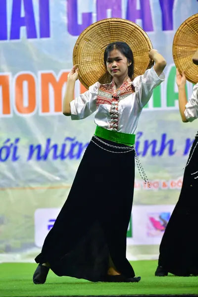Marathon runner: Runner 1: white long-sleeved top with red patterned embroidery, green sash, long