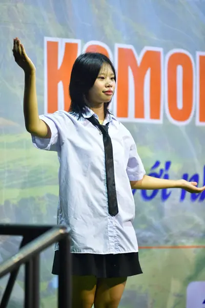 Marathon runner: Runner 1: white short-sleeve shirt, black tie, black skirt