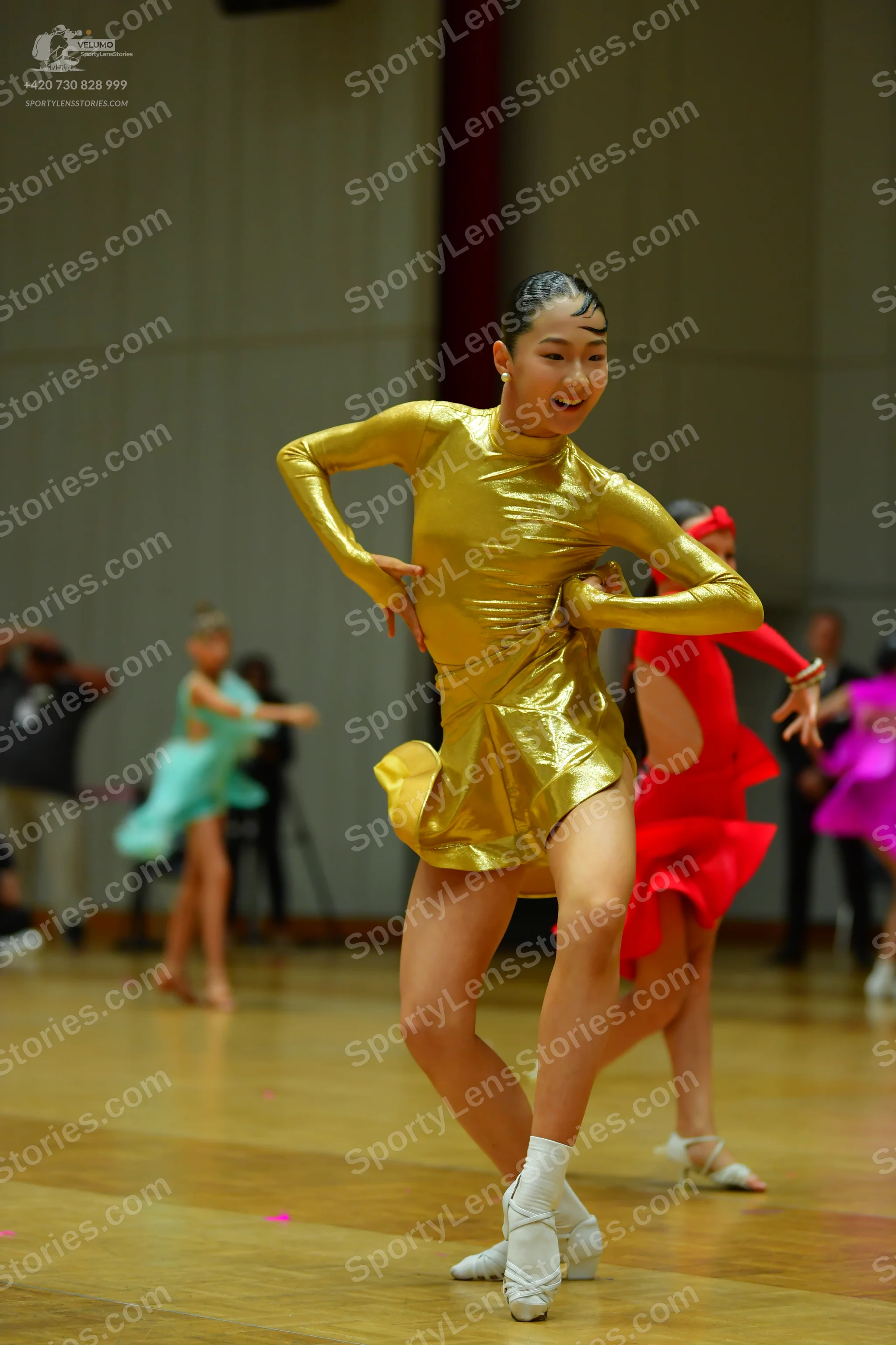 Dancesport competitor: Main dancer: gold metallic long-sleeved Latin dress