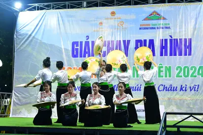 Marathon runner: The performers are wearing white long-sleeved shirts with decorative embroidery/