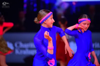Dancesport competitor: Female dancers: blue long-sleeved, tight-fitting dresses made of a smooth, stret