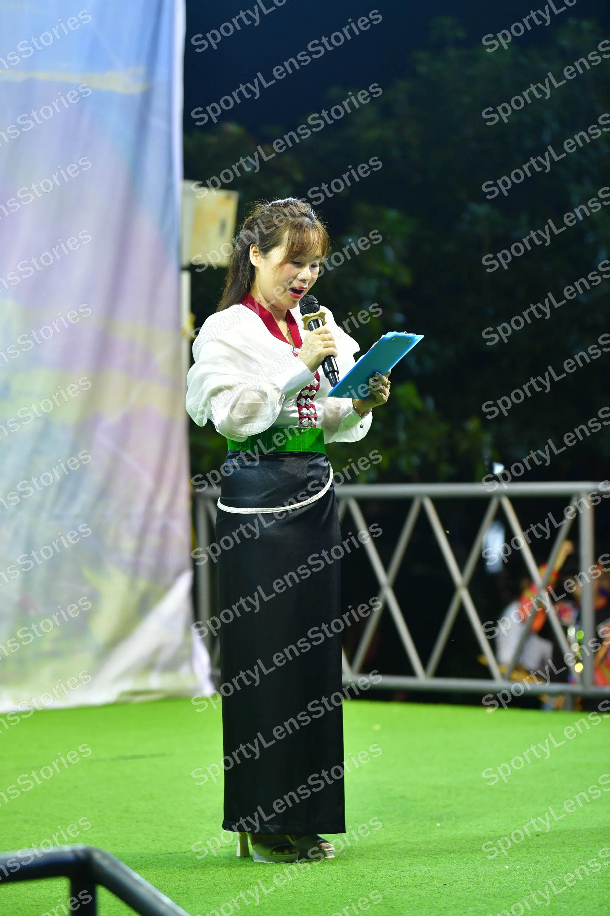Marathon runner: Person 1: white long-sleeved top, long black skirt