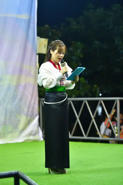 Marathon runner: Person 1: white long-sleeved top, long black skirt