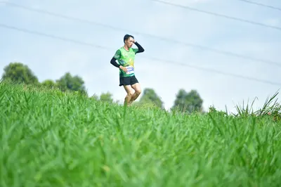 Marathon runner: Runner 1: green long-sleeved jersey, black shorts