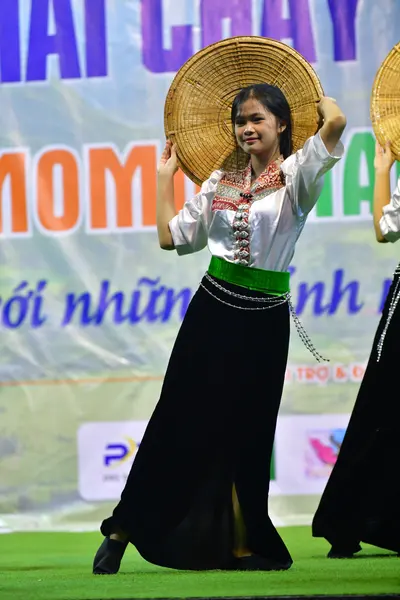 Marathon runner: Runner 1: white long-sleeved shirt with red embroidery, green waistband, long bl