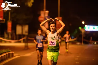 Marathon runner #42432: Runner 1: lime green tank top, lime green shorts, black wristband