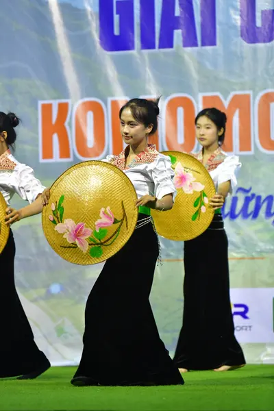 Marathon runner: Runner 1: white long-sleeved shirt, black long skirt