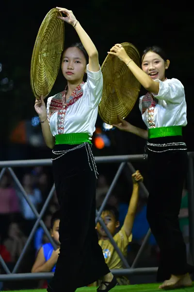 Marathon runner: Runner 1: white embroidered shirt, black pants, green sash, straw hat