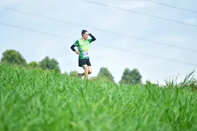 Marathon runner: Runner 1: green long-sleeve jersey, black shorts, white shoes