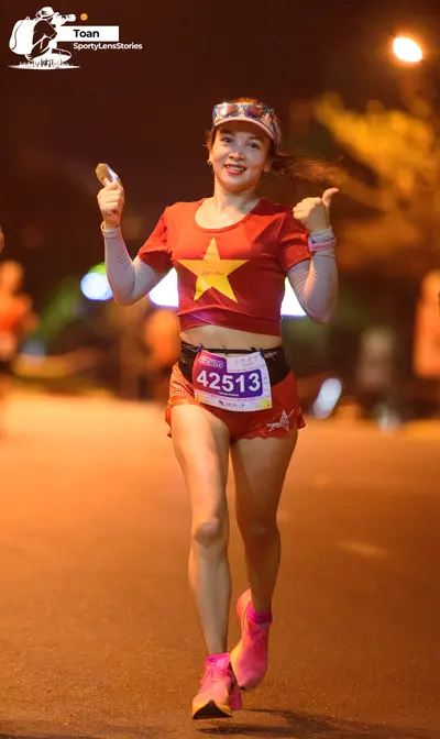 Marathon runner #42513: Runner 1: red jersey with a yellow star, light gray long sleeves, dark shorts wi