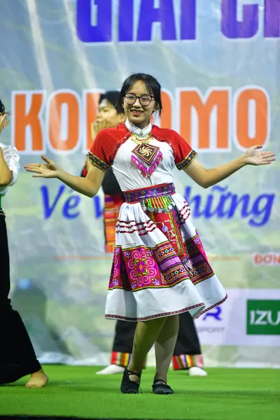 Marathon runner: Runner 1: white and red traditional dress with colorful embroidery, glasses