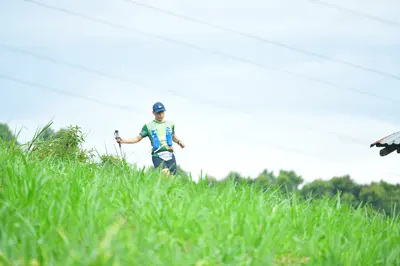 Marathon runner: Runner 1: blue cap, patterned light blue, green and yellow jersey, dark shorts