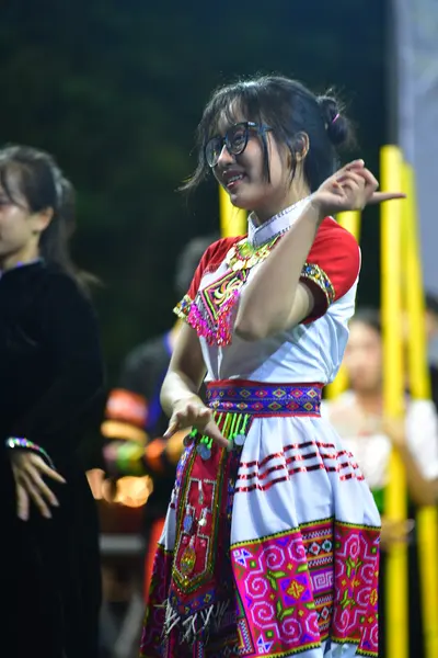 Marathon runner: Runner 1: white and red traditional clothing with colorful embroidery, glasses