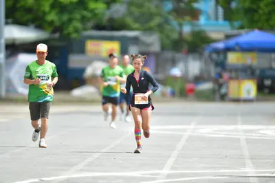 Marathon runner #3461: Runner 1: green jersey, grey shorts, white cap, white shoes