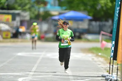Marathon runner #167: Runner 1: green long-sleeved shirt, black pants, white shoes, black cap, and blu
