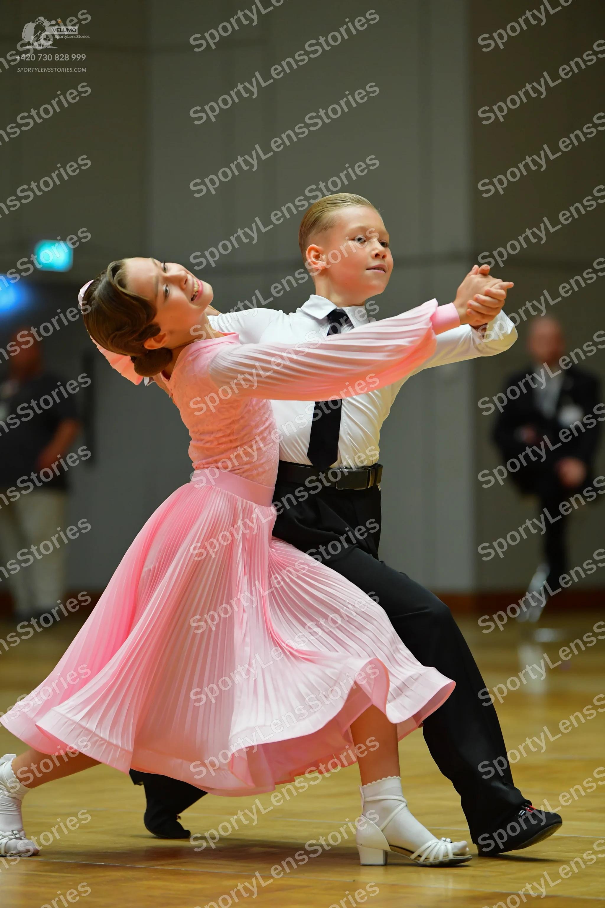 Dancesport competitor: Female dancer: light pink long-sleeved dance dress with a pleated skirt