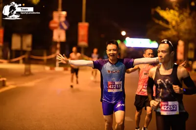 Marathon runner #42218, #42252: Runner 1: blue and purple short-sleeve jersey, white long sleeves, blue shorts