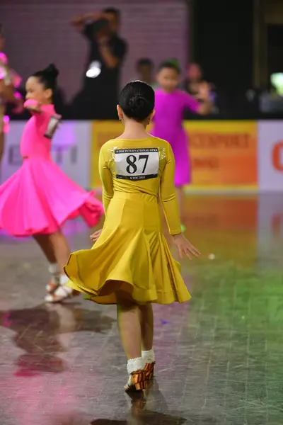 Dancesport competitor #87: Female dancer: yellow latin dress with long sleeves