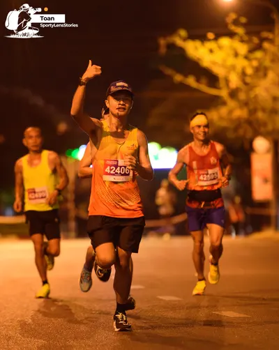 Marathon runner #42406, #42595: Runner 1: yellow tank top, black shorts, yellow shoes
